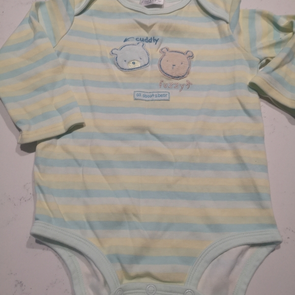 💛Carter's bears hugs onesie - Picture 2 of 4